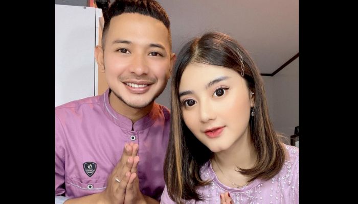 Potret Manis Ghea Youbi dan Gian Zola Kompak Serba Ungu Ucapkan Selamat Hari Raya Iduladha